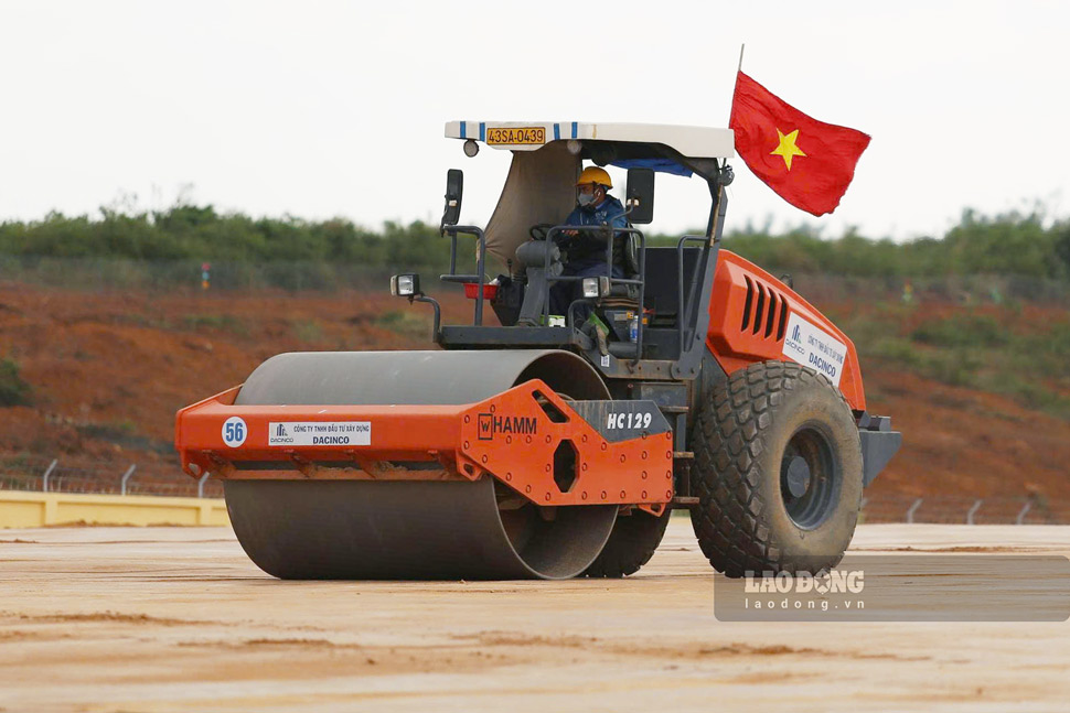 The national flag fluttered on the construction site of Investment Project No. 2 and synchronous works at Phu Cat Airport (Gia Lai). Photo: Hoai Phuong
