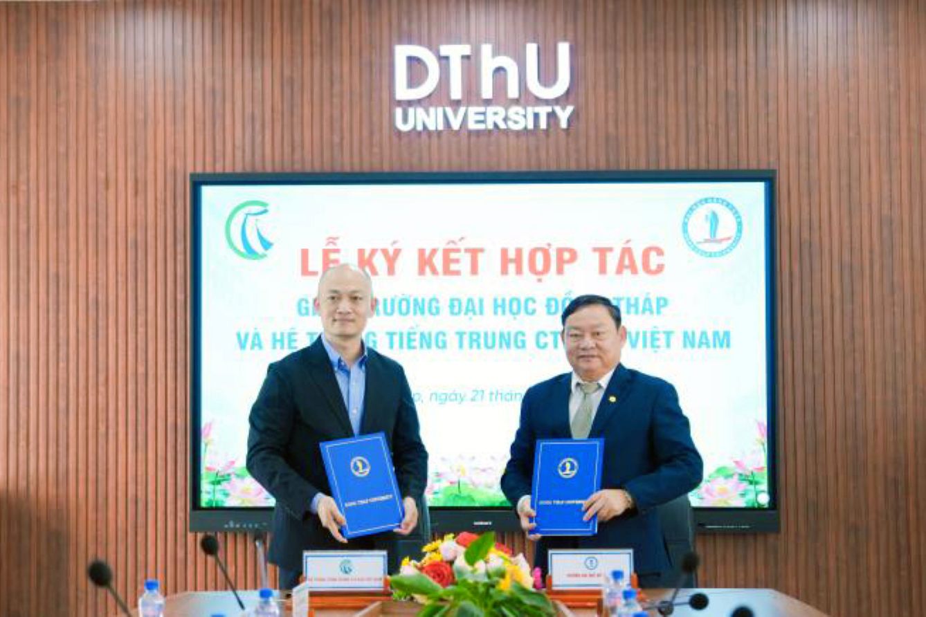 PGS.TS Ho Van Thong (phai anh)- Hieu truong Truong Dai hoc Dong Thap - va dai dien He thong tieng Trung CTI HSK Viet Nam thuc hien ky ket hop tac. Anh: DThU