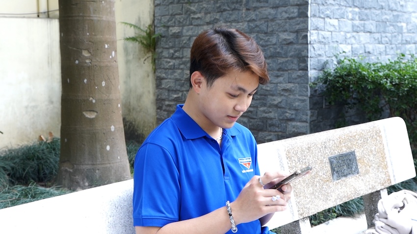 Young people in the middle of technology Tet and the problem of preserving the soul of tradition