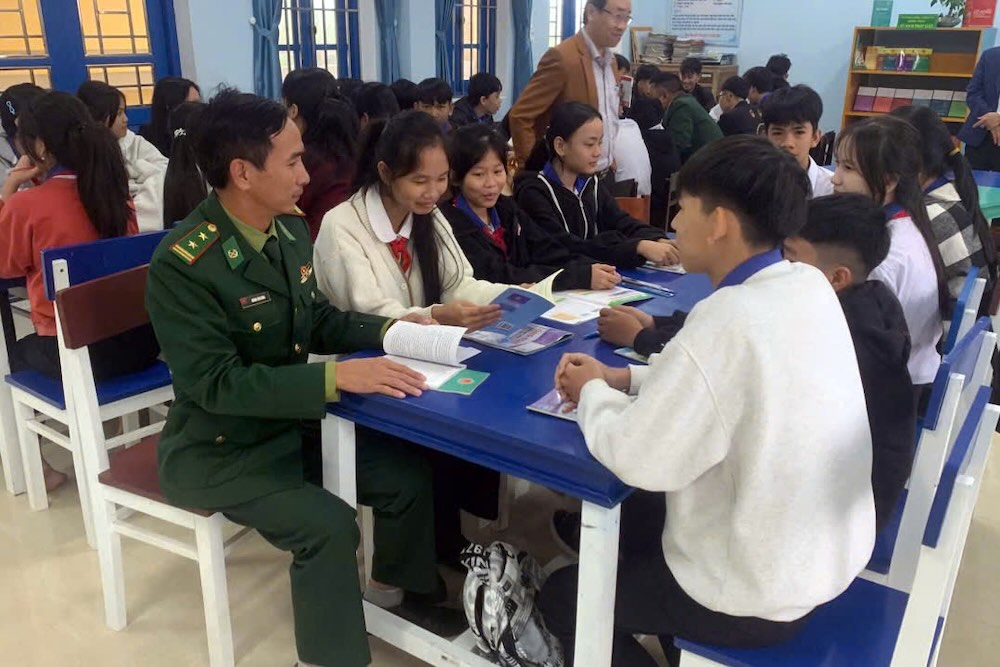 国境警備隊は、生徒に法律を宣伝し、デジタルトランスフォーメーションを行う。写真:クアン・アン