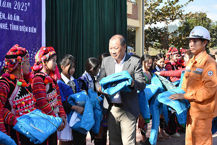 Warm clothes are sent to students of Chung Chai Ethnic Minority Boarding Secondary School, Muong Nhe commune, Dien Bien province. Photo: Thanh Binh