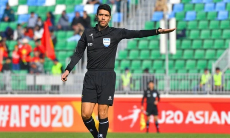 El arbitro Abdullah Al Jamali arbitra el partido U23 Vietnam - U23 Corea del Sur. Foto: AFC