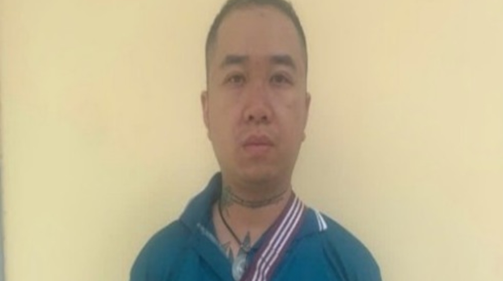 Bắt giữ đối tượng bị truy nã về tội “Giết người”. Ảnh: Công an cung cấp