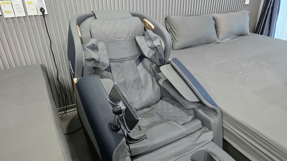 Massage chairs bring many good health benefits if used properly. Photo: Tuan Dat