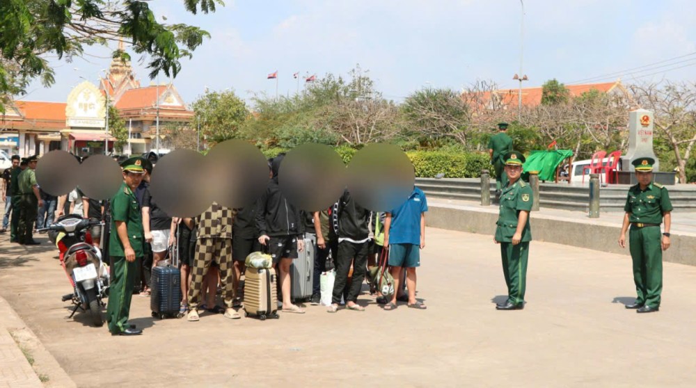 Functional forces organize the reception of 78 citizens at landmark 313, Ha Tien ward, An Giang province. Photo: Tien Dung
