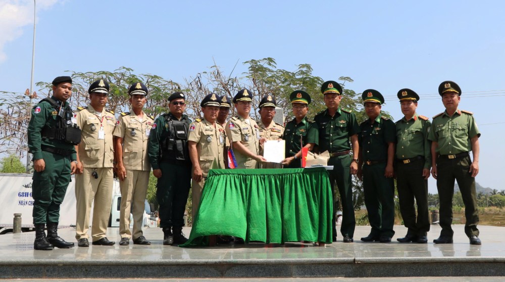 Don Bien phong Cua khau quoc te Ha Tien va Don Cong an Cua khau Prek Chak ky bien ban ban giao, tiep nhan cong dan Viet Nam. Anh: Tien Dung