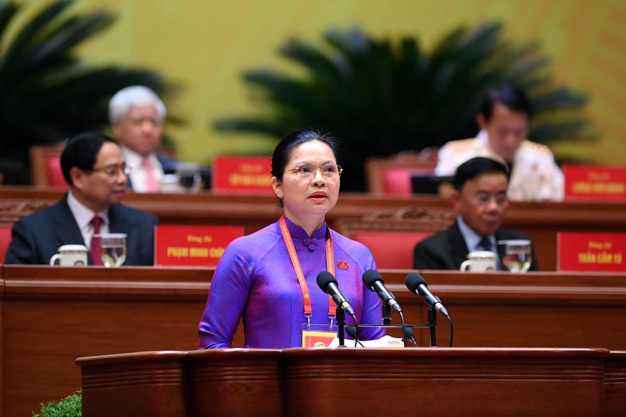 Mme Ha Thi Nga - Membre du Comite central du Parti, secretaire adjointe permanente du Comite du Parti du Front de la patrie, des organisations centrales, vice-presidente - secretaire generale du Comite central du Front de la patrie du Vietnam au Congres. Photo: Pham Dong