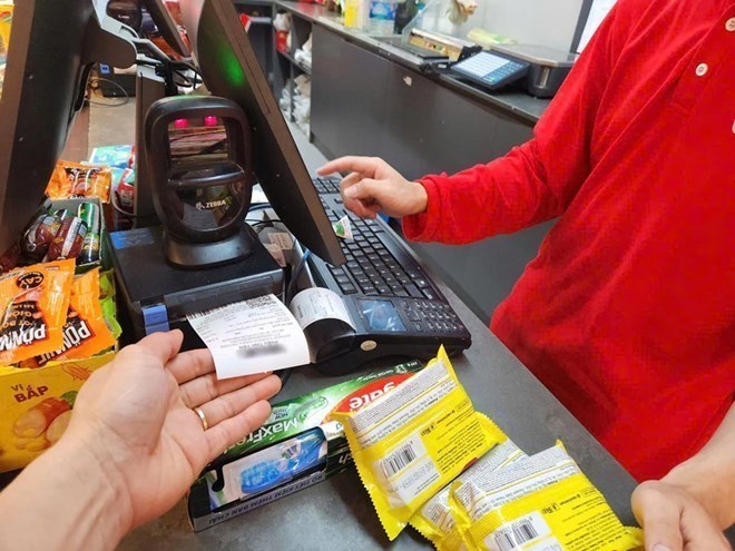 Issuing invoices on time, avoiding risks. Photo: Cao Nguyen