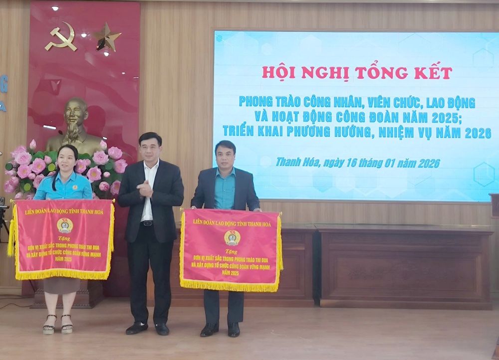 The Trade Union of Sakurai Vietnam Co., Ltd. is one of the two typical grassroots trade unions awarded the Excellent Unit Emulation Flag in 2025. Photo: Thanh Hoa Trade Union