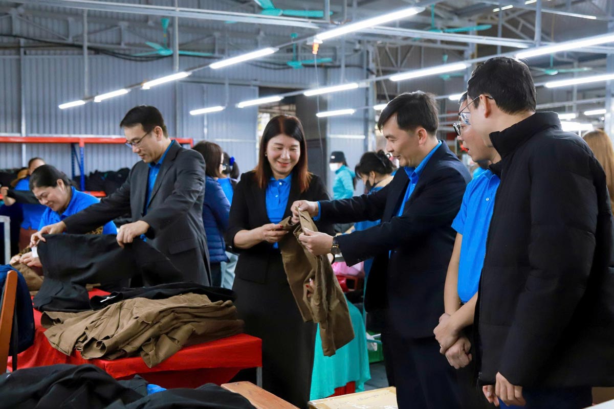 Doan cong tac cua LDLD tinh Quang Ninh, cong doan phuong Mao Khe tham noi san xuat cua cong ty. Anh: Le Hong Ha