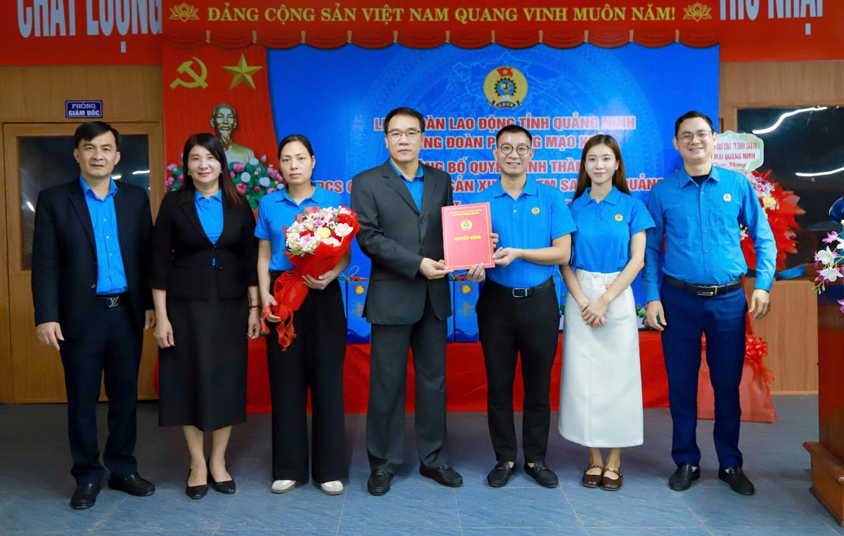 Chairman of Quang Ninh Provincial Labor Federation awards the decision to establish the grassroots Trade Union of Sao Mai Quang Ninh Production and Trading Company. Photo: Le Hong Ha