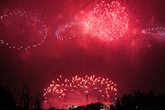Gros plan sur la repetition generale des feux d'artifice au stade My Dinh