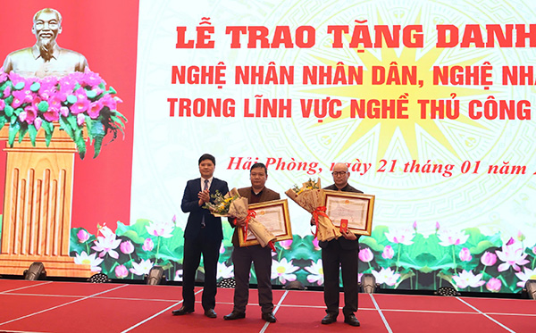 Authorized by the President, Vice Chairman of Hai Phong City People's Committee Hoang Minh Cuong awarded the title "People's Artisan" to 2 individuals in the field of handicrafts. Photo: Hai Phong e-Portal