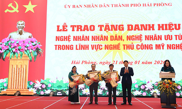 Thua uy quyen cua Chu tich nuoc, Pho Chu tich UBND TP Hai Phong Hoang Minh Cuong trao tang danh hieu “Nghe nhan Uu tu” cho 3 nghe nhan. Anh: Cong TTDT Hai Phong