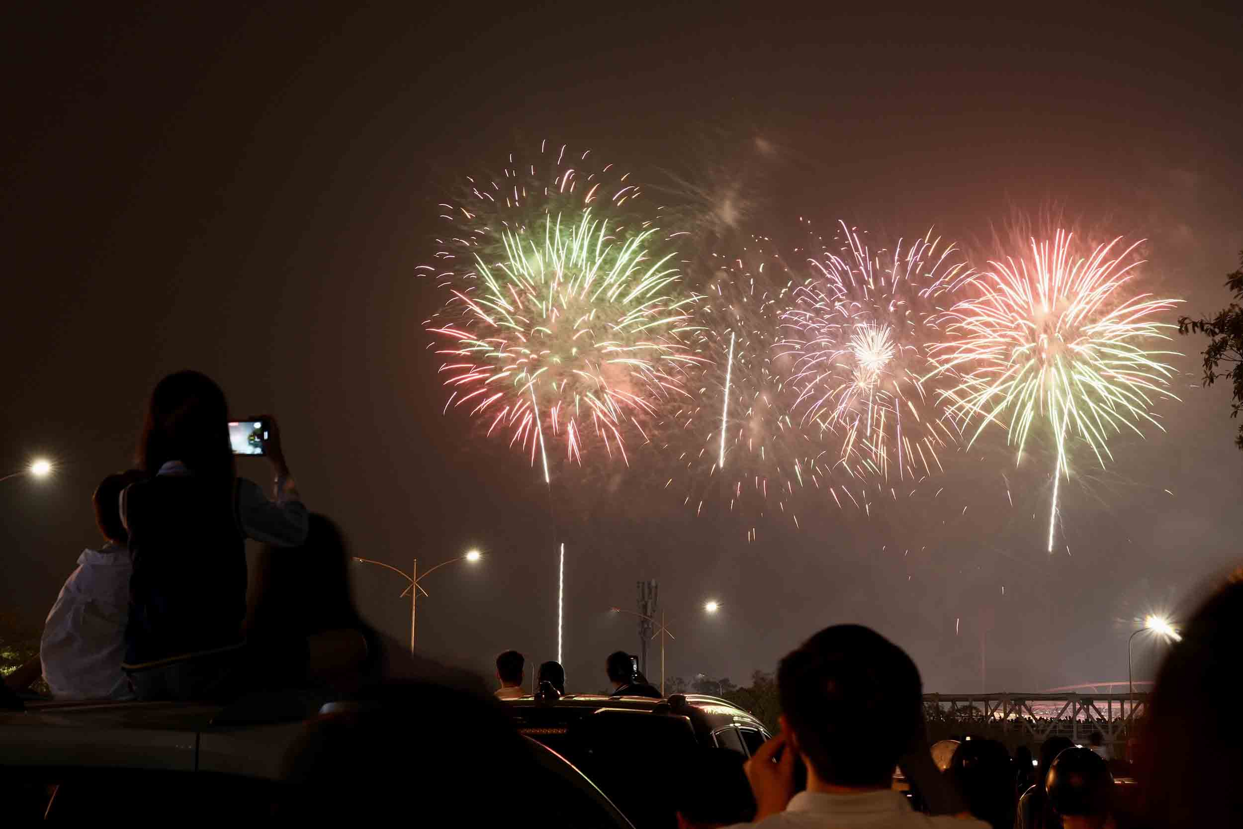 Fuegos artificiales al final del programa de arte "Tet que huong - Ninh Binh 2026". Foto ilustrativa: Huu Chanh