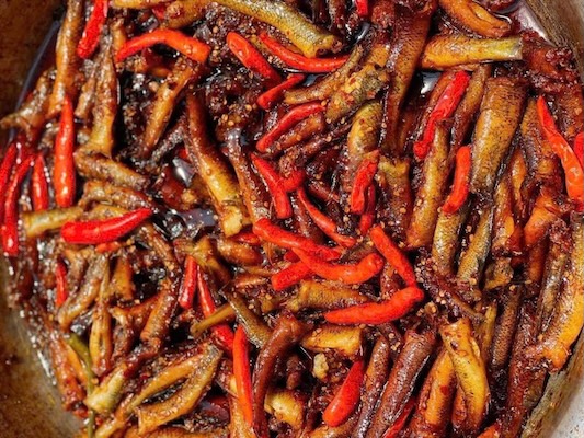 Braised goby fish with pepper and chili will supplement calcium for workers in jobs that are prone to joint pain. Photo: Kieu Vu