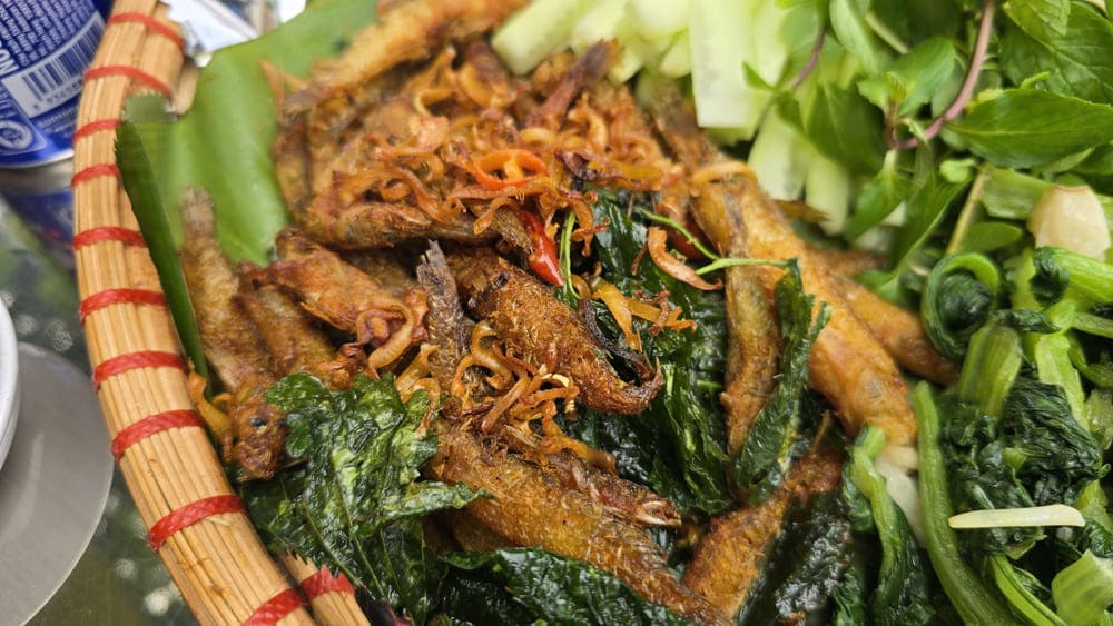 Making crispy fried river fish with piper lolot leaves to change the taste of family meals. Photo: Tuan Dat