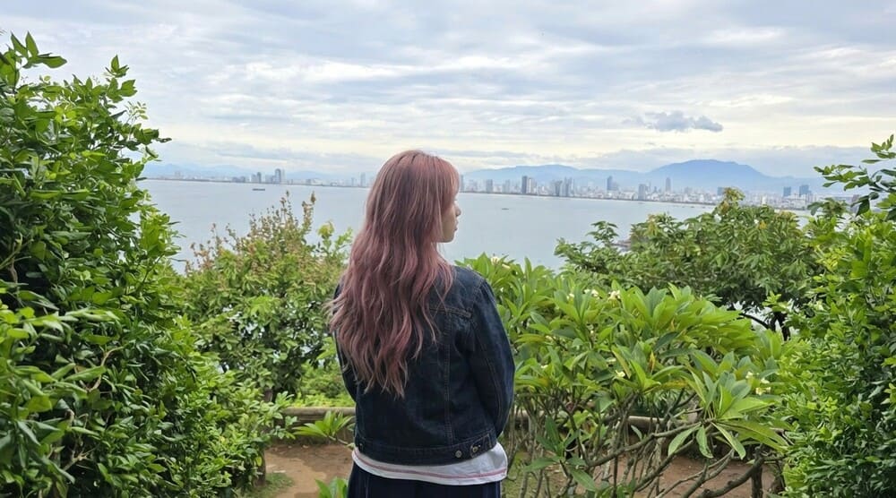 Smoky pink hair helps women stand out during the Lunar New Year. Photo: Lan Chi