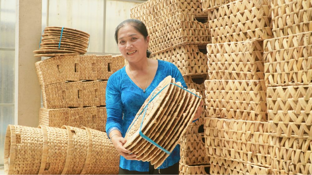 Products in the water hyacinth weaving craft village have many diverse designs. Photo: Nguyen Anh