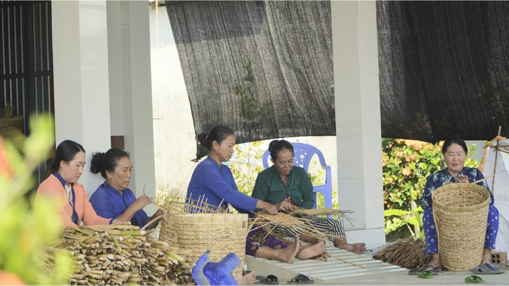 Nguoi dan nhan gia cong dan luc binh tai nha. Anh: Nguyen Anh