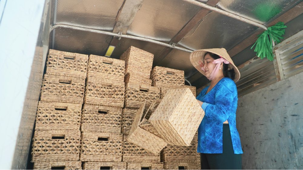 Ba Tran Thi Thu Ngan, Giam doc HTX chat hang len xe de cho di giao cho cong ty. Anh: Nguyen Anh