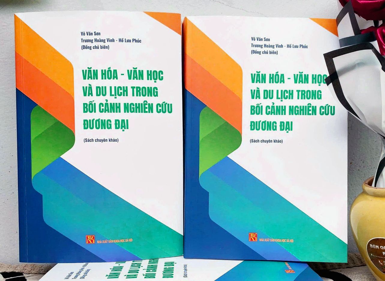 Sach chuyen khao “Van hoa – van hoc va du lich trong boi canh nghien cuu duong dai”. Anh: NVCC