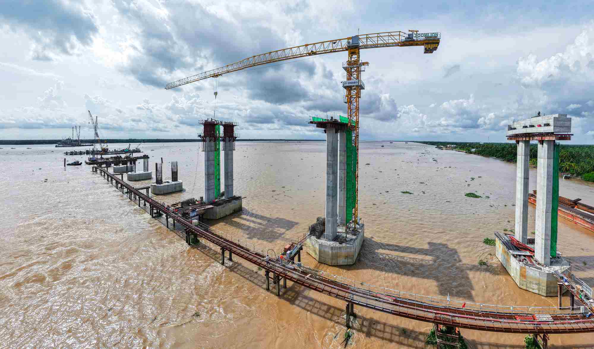 Dai Ngai 1 bridge project connecting Vinh Long province and Can Tho City. Photo: Phuong Anh