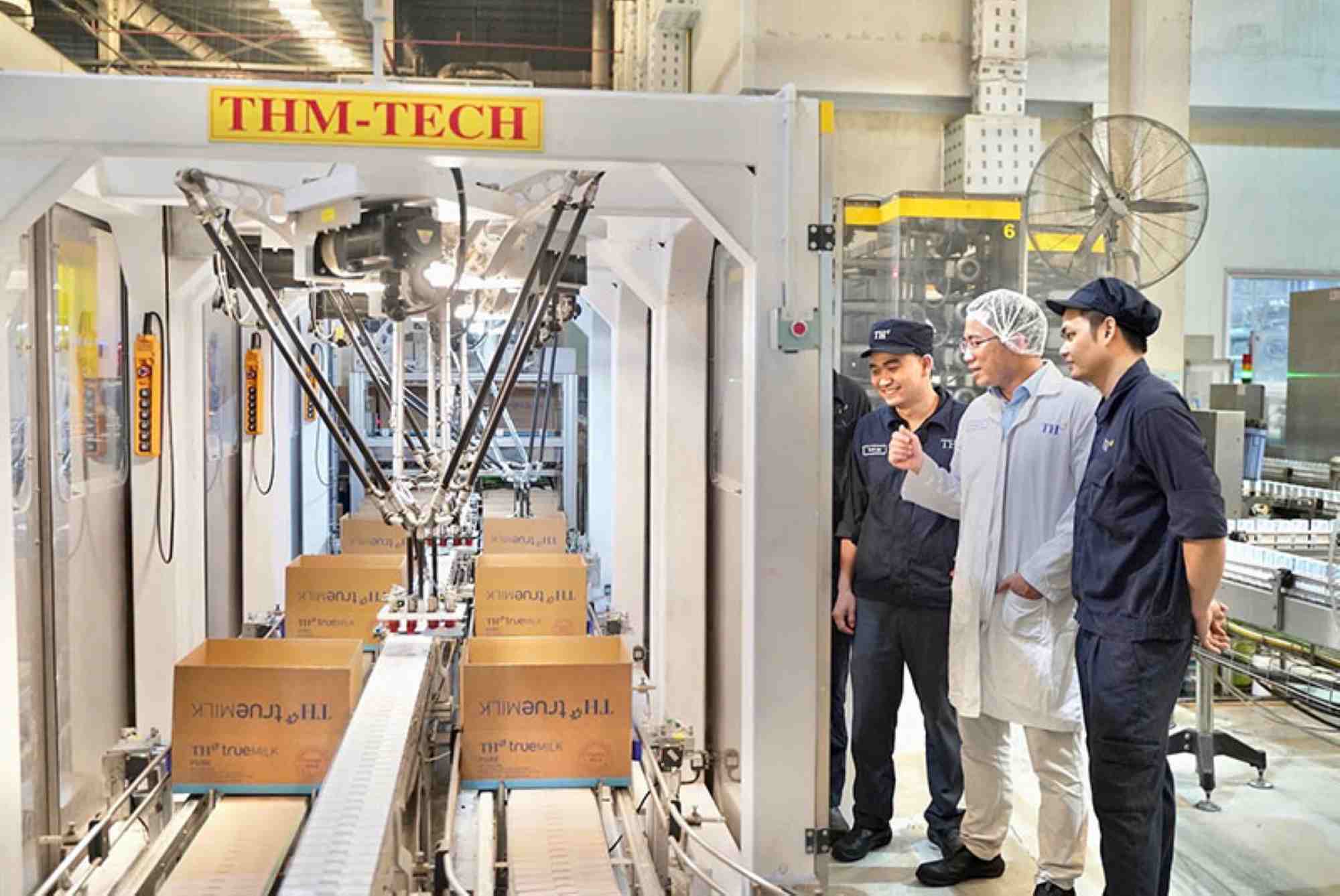 Engineer Cao Minh Hoa (standing in the middle) and colleagues at TH true MILK clean fresh milk processing factory. Photo: Ngoc Anh