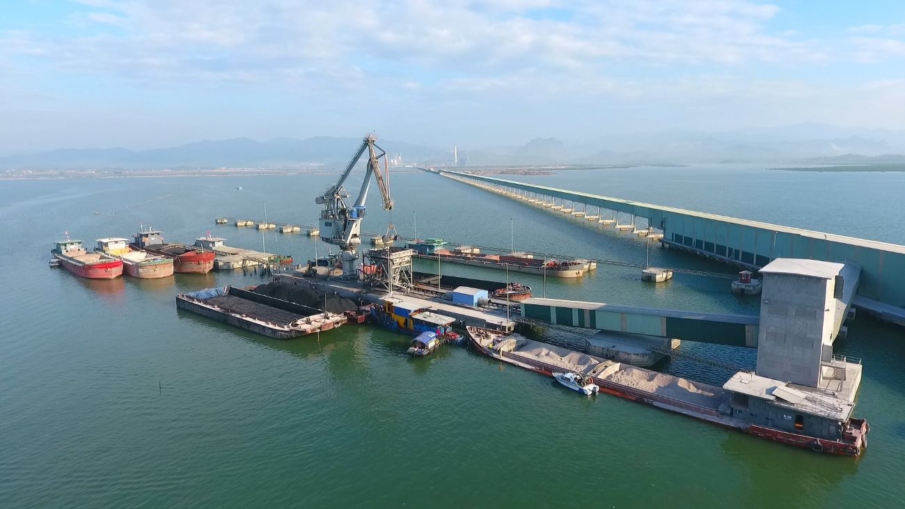 La piste de transport d'une cimenterie s'etend au milieu de la baie de Cua Luc. Photo: Nguyen Hung