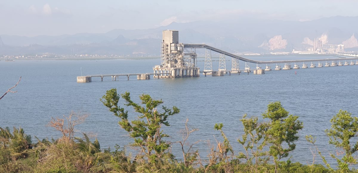 He thong bang tai, cau cang cua mot nha may xi mang nam giua vinh Cua Luc. Anh: Nguyen Hung