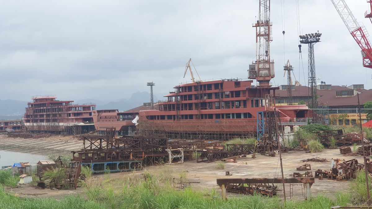 Nha may dong tau Ha Long la mot trong nhung co so cong nghiep lon ven vinh Cua Luc. Nha may nay luon nhan duoc nhung don hang lon cua cac khach hang trong va ngoai nuoc. Anh: Nguyen Hung