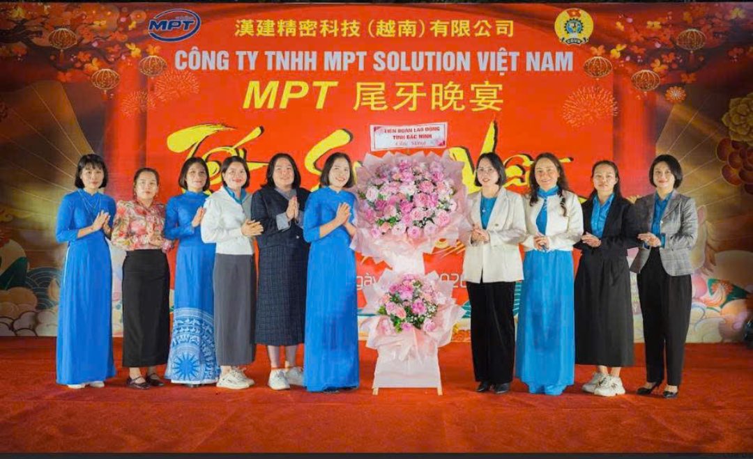 Leaders of the Bac Ninh Provincial Labor Federation, representatives of Trade Unions present flowers to congratulate the Executive Committee of the Trade Union of MPT Solution Vietnam Co., Ltd. at the 2025 Year-end program. Photo: Tuyet Nhung