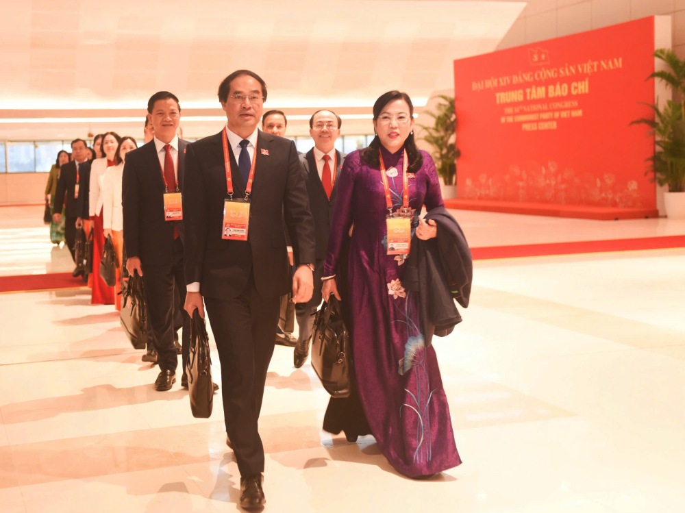 Uy vien Trung uong Dang, Chu nhiem Uy ban Khoa hoc, Cong nghe va Moi truong Nguyen Thanh Hai (ben phai) va cac dai bieu den du ngay lam viec chinh thuc thu ba cua Dai hoi. Anh: Pham Dong