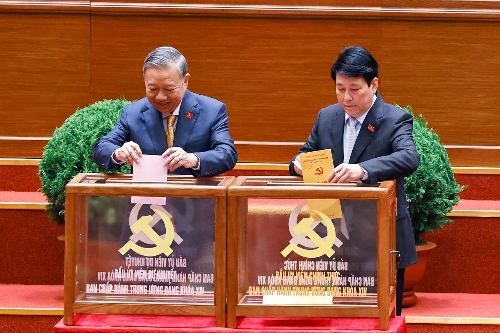 Tong Bi thu To Lam va Chu tich nuoc Luong Cuong bo phieu bau cac Uy vien Trung uong chinh thuc va cac Uy vien du khuyet Ban Chap hanh Trung uong Dang khoa XIV. Anh: TTXVN 