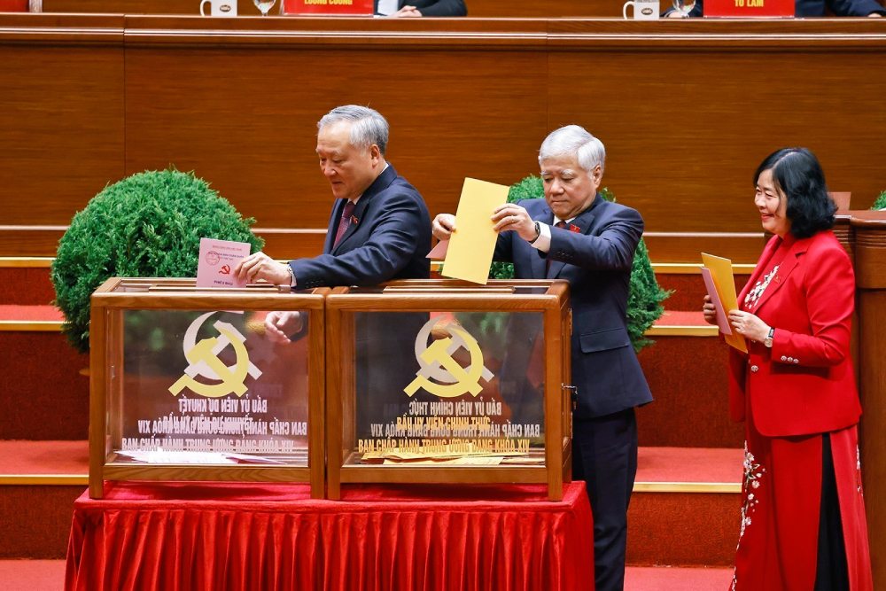 Cac dong chi lanh dao Dang va Nha nuoc bo phieu bau Uy vien Trung uong chinh thuc va Uy vien du khuyet Ban Chap hanh Trung uong Dang khoa XIV. Anh: TTXVN 