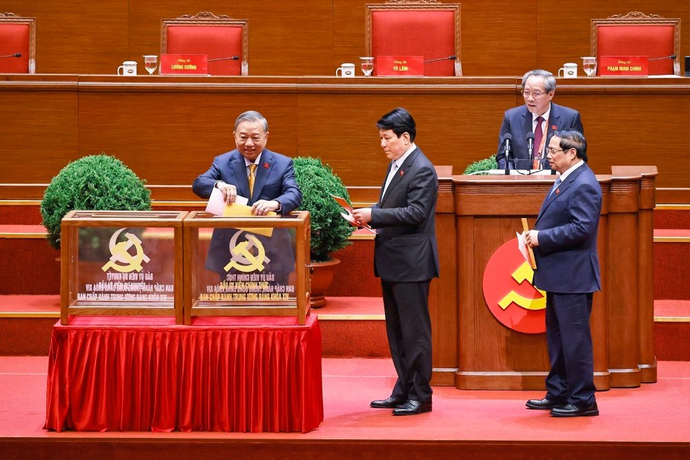 Tong Bi thu To Lam cung cac dong chi lanh dao Dang va Nha nuoc bo phieu bau Uy vien Trung uong chinh thuc va Uy vien du khuyet Ban Chap hanh Trung uong Dang khoa XIV. Anh: TTXVN 