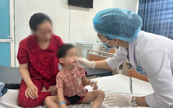 A child in Long Phung commune had to go to Quang Ngai Provincial Obstetrics and Pediatrics Hospital for treatment because of a dog bite. Photo: Kim Ny
