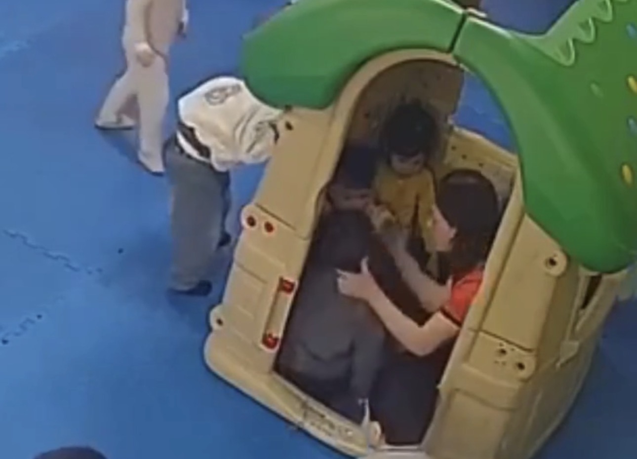 Xon xao clip co giao mam non tat tre 3 tuoi tai Truong Sunflower. Anh: Cat tu clip