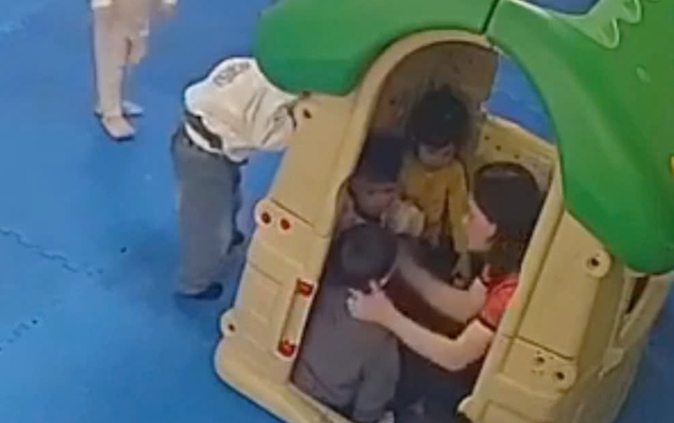 Un clip d'une enseignante de maternelle battant un enfant se repand, les parents s'inquietent de l'environnement scolaire. Photo: Capture d'ecran