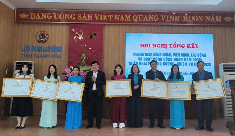 Thanh Hoa Provincial Labor Federation awards certificates to units and businesses meeting cultural standards. Photo: Thanh Hoa Trade Union