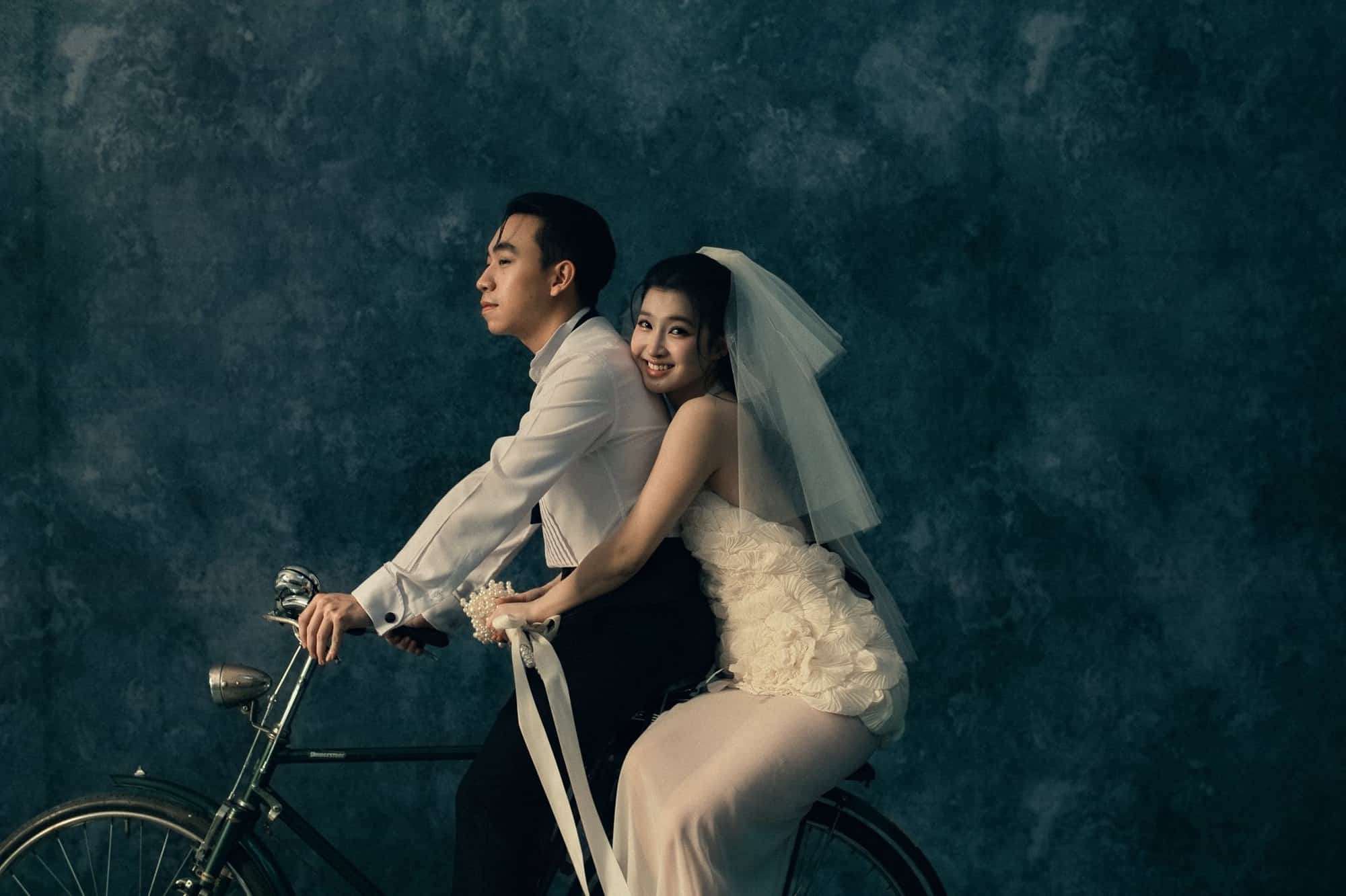 Cap doi thuc hien bo anh cuoi theo phong cach moi la (Anh: Antiantiart)