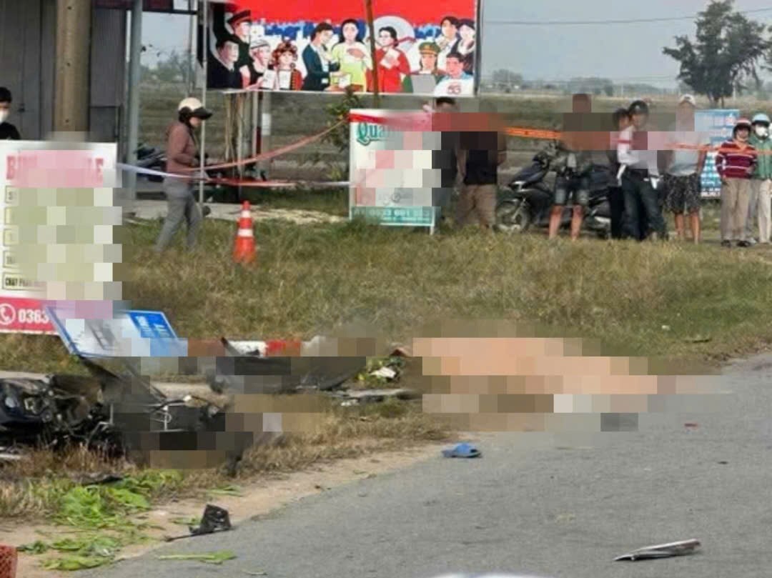 The accident killed 2 people on the spot. Photo: Nhat Hoang.