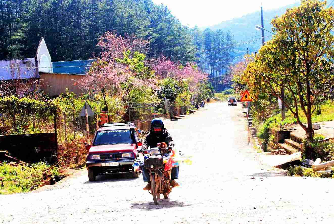 Thon Dung K'Si (xa Lac Duong, Lam Dong) nam canh Quoc lo 27C, la noi sinh song cua hang tram ho dan toc K'Ho. Anh: Phuc Khanh 