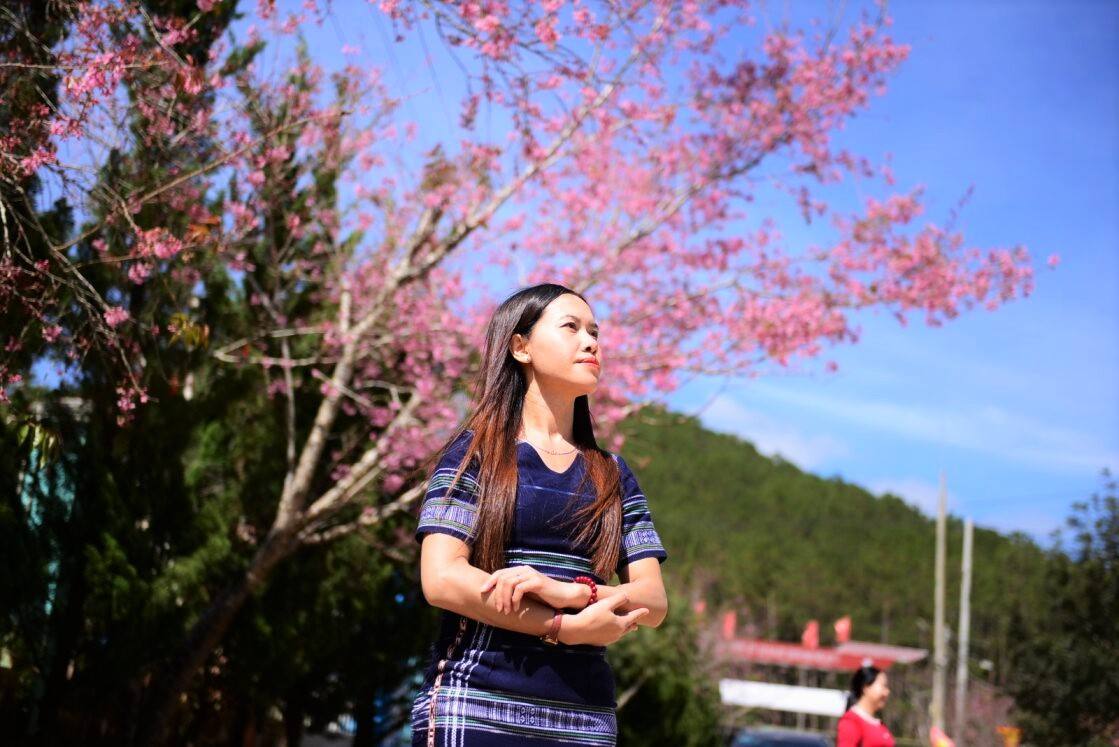 Chi Go Lem, nguoi dan toc Lach, tru phuong Langbiang - Da Lat (LamDong), trong trang phuc truyen thong, chup hinh luu niem cung mai anh dao. Anh: Phuc Khanh 