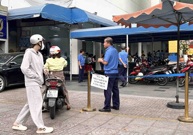 Cong ty SJC tam ngung nhan khach giao dich vang nhan trong sang 22.1. Anh: Ha May