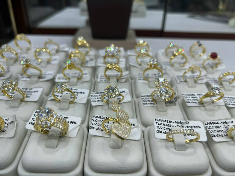 Gia vang nhan va vang mieng trong nuoc tiep tuc o muc cao. Anh: Ha May