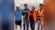 Nghe An Border Guard rescues 2 fishermen whose boat capsized at sea. Photo: Nghe An Border Guard