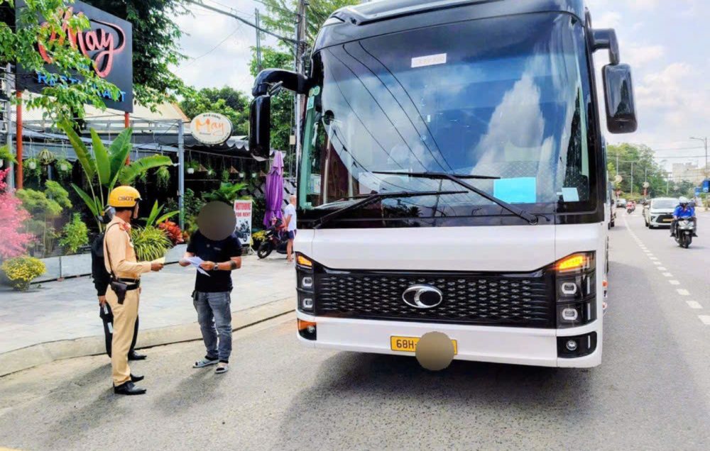 Bo tri luc luong cam chot tai cac nut giao trong diem, khong de xay ra tinh trang un tac cuc bo, dac biet la trong cac khung gio cao diem va tai cac khu du lich. Anh: Binh An