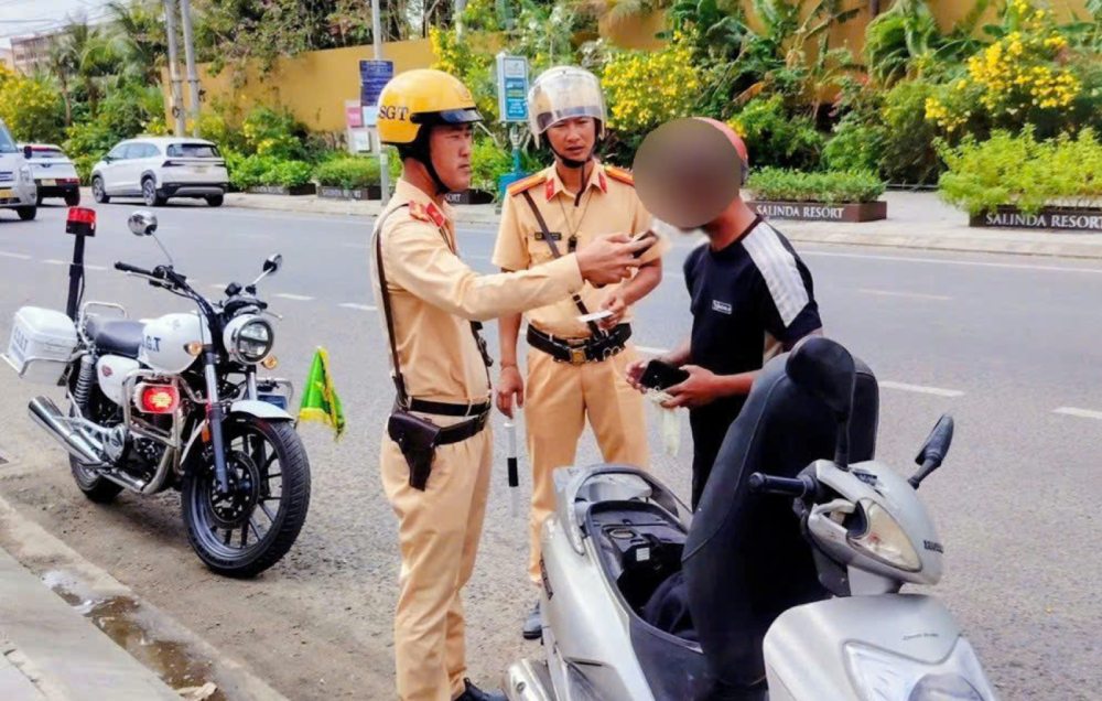 Phu Quoc Traffic Police force strengthens patrols and controls to ensure traffic order and safety. Photo: Binh An