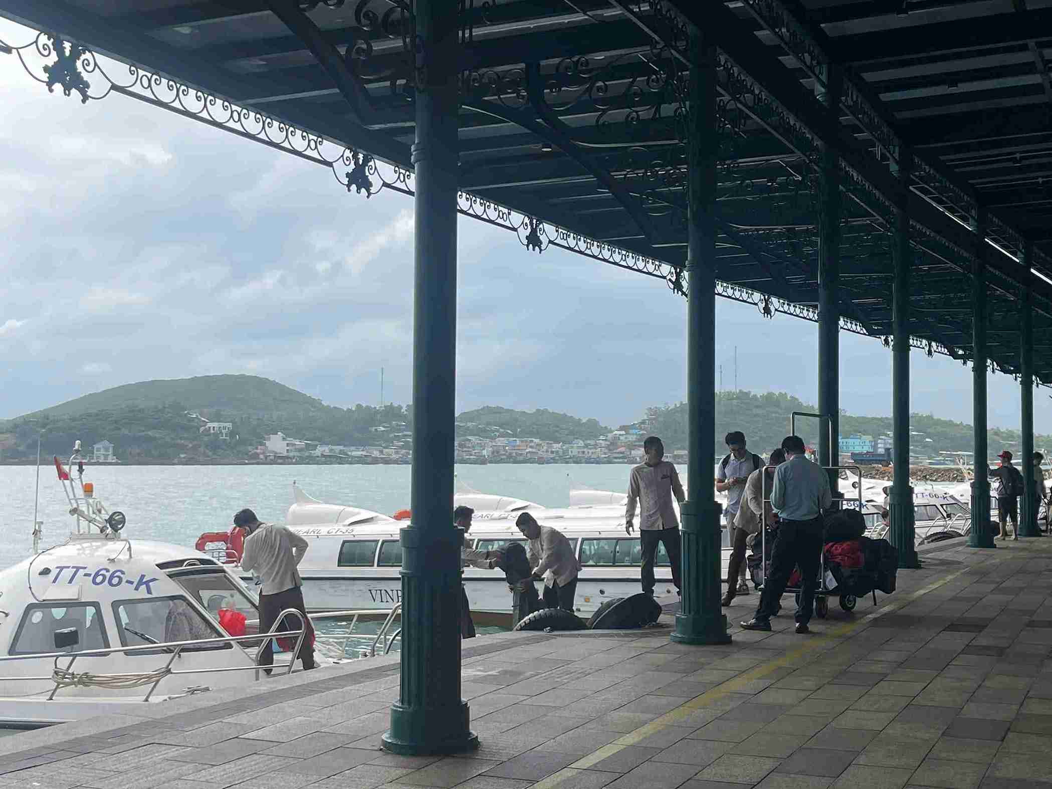 Hoat dong don khach du lich, mua ve ra dao van dien ra binh thuong, khong gian doan. Anh: Thanh Thuy